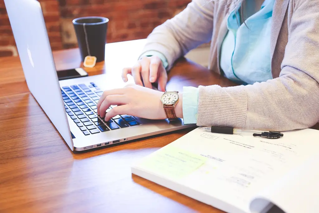 Менеджер интернет-магазина проверяет резерв и отгрузку товара